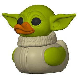 Puede incluir: Un patito de goma verde y blanco con dise&ntilde;o de personaje. El pato tiene orejas grandes, ojos negros y un pico naranja. Lleva un su&eacute;ter blanco y un atuendo verde claro. El juguete est&aacute; dise&ntilde;ado para parecerse a un personaje popular.