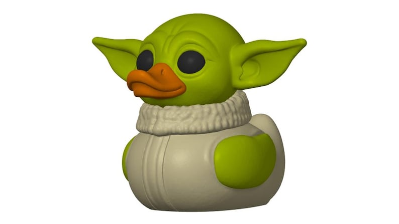 Puede incluir: Un patito de goma verde y blanco con dise&ntilde;o de personaje. El pato tiene orejas grandes, ojos negros y un pico naranja. Lleva un su&eacute;ter blanco y un atuendo verde claro. El juguete est&aacute; dise&ntilde;ado para parecerse a un personaje popular.