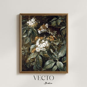 Puede incluir: Una impresión artística enmarcada que presenta una pintura detallada de un jaguar en medio de un exuberante follaje y flores blancas y amarillas. El jaguar se representa con su distintivo pelaje manchado, parcialmente oculto en la densa vegetación. La obra está enmarcada en dorado.