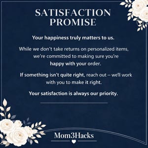 K&ouml;nnte beinhalten: Eine dunkelblaue Infografik mit wei&szlig;em Text, der SATISFACTION PROMISE, Your happiness truly matters to us, While we don't take returns on personalized items, we're committed to making sure you're happy with your order, Mom3Hacks lautet.
