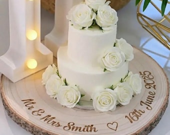 Tablero de exhibición de pastel de bodas con rebanadas de madera grabadas personalizadas