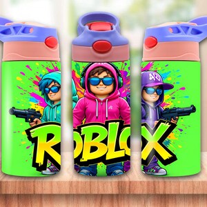 Puede incluir: Tres botellas de agua con un fondo verde con personajes de Roblox. Cada botella tiene un dise&ntilde;o de personaje diferente, con el logotipo de Roblox en el centro. Las botellas tienen una tapa azul y rosa.