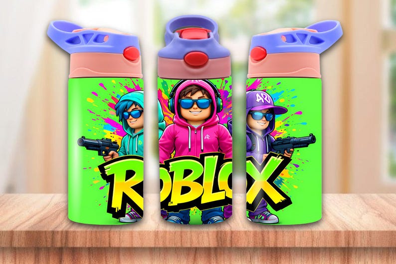 Puede incluir: Tres botellas de agua con un fondo verde con personajes de Roblox. Cada botella tiene un dise&ntilde;o de personaje diferente, con el logotipo de Roblox en el centro. Las botellas tienen una tapa azul y rosa.