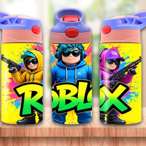 Puede incluir: Tres botellas de agua con dise&ntilde;os de personajes de Roblox. Cada botella presenta un personaje diferente con una sudadera con capucha, sosteniendo un arma. La palabra "ROBLOX" se muestra en letras grandes y coloridas en cada botella.