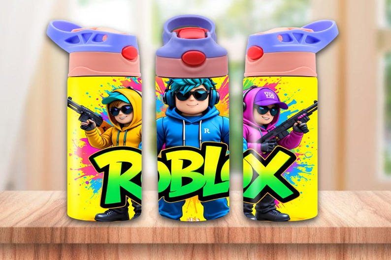 Puede incluir: Tres botellas de agua con dise&ntilde;os de personajes de Roblox. Cada botella presenta un personaje diferente con una sudadera con capucha, sosteniendo un arma. La palabra "ROBLOX" se muestra en letras grandes y coloridas en cada botella.