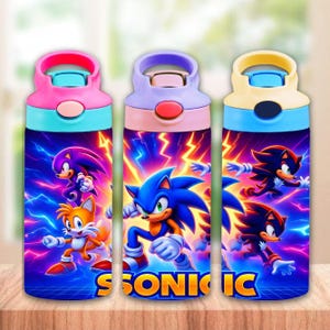 以下が含まれることがあります： ソニック・ザ・ヘッジホッグのキャラクターが描かれた、3つのカラフルなウォーターボトル。各ボトルは異なる色の蓋と、ソニック、テイルス、その他のキャラクターが描かれた鮮やかなデザインです。「SONIC」の文字が前面に印刷されています。