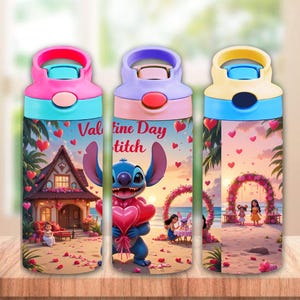以下が含まれることがあります： カラフルな蓋とイラストが特徴のウォーターボトル3本。ボトルには「Valentine Day Stitch」の文字と、ハートを持つスティッチ、ビーチのシーン、家の画像が描かれたバレンタインデーのテーマが施されています。