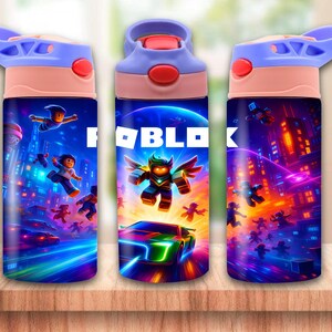 Puede incluir: Tres botellas de agua con un dise&ntilde;o colorido con personajes y la palabra "ROBLOX". Las botellas tienen una tapa azul y una tapa rosa y roja. El fondo es una escena de ciudad futurista.