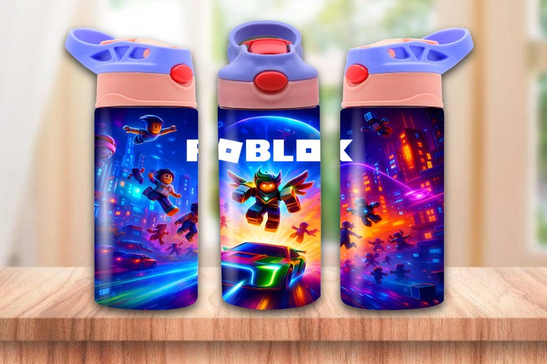 Puede incluir: Tres botellas de agua con un dise&ntilde;o colorido con personajes y la palabra "ROBLOX". Las botellas tienen una tapa azul y una tapa rosa y roja. El fondo es una escena de ciudad futurista.