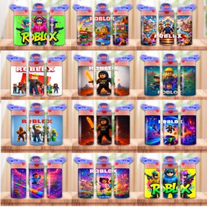 Puede incluir: Colecci&oacute;n de botellas de agua aisladas con varios dise&ntilde;os tem&aacute;ticos de Roblox. Las botellas presentan gr&aacute;ficos coloridos de personajes, logotipos y escenas de juegos. Cada botella tiene una tapa azul y una base rosa, ideal para ni&ntilde;os.