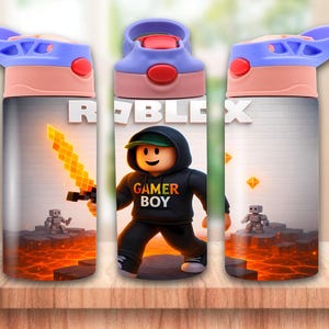 Puede incluir: Tres botellas de agua con tapas azules y rosas, con un tema de Roblox. Las botellas muestran un personaje de Gamer Boy, una espada pixelada y el logotipo de Roblox sobre un fondo de lava y ladrillos.