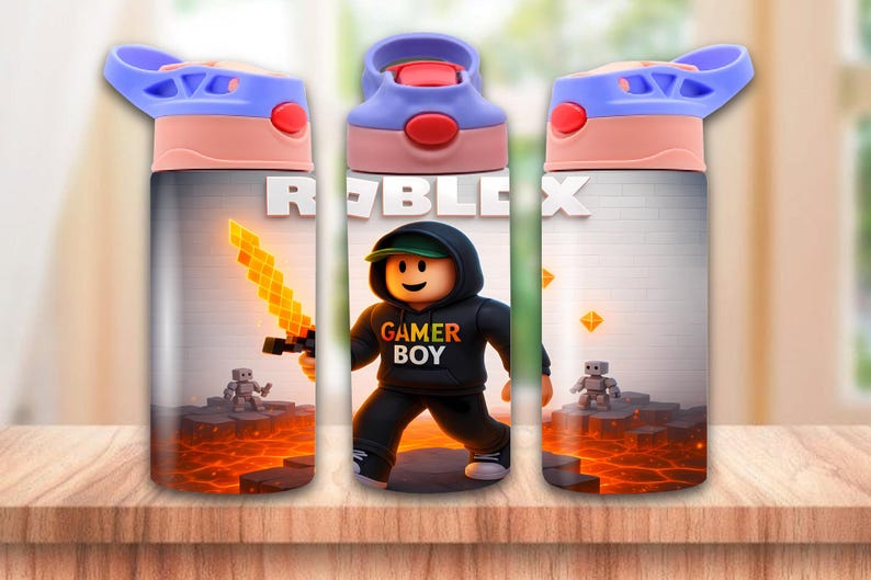Puede incluir: Tres botellas de agua con tapas azules y rosas, con un tema de Roblox. Las botellas muestran un personaje de Gamer Boy, una espada pixelada y el logotipo de Roblox sobre un fondo de lava y ladrillos.