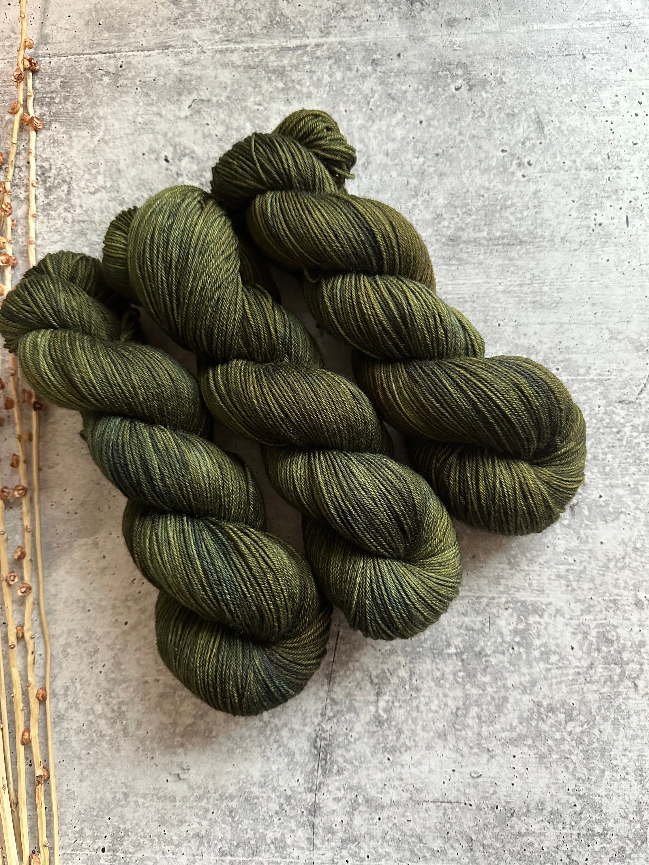 3x50g Beginners Olive Green Yarn, 260 Yards Olive Green Yarn for Crocheting Knitting, Easy-to-See Stitches, Worsted Medium #4, Chunky Thick Cotton