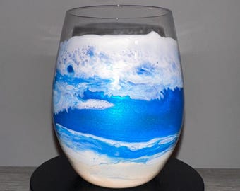 Beach Wave Weinglas in blauem Azur.