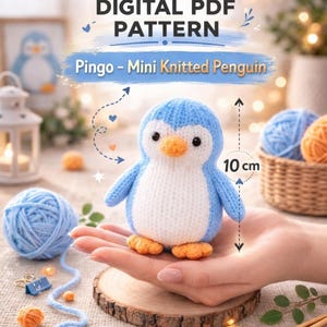 Könnte beinhalten: Ein gestrickter Pinguin in Blau, Weiß und Orange, 10 cm hoch, wird gezeigt. Das Bild enthält den Text "DIGITAL PDF PATTERN" und "Pingo - Mini Knitted Penguin". Der Pinguin wird in einer Hand gehalten, mit Garn und Strickzubehör.