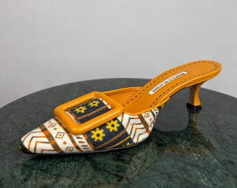 Sandalias tipo mule con tacón bajo y estampado estilo años 80 Maysale de Manolo Blahnik, color naranja, talla EU 37