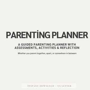 Może przedstawiać: Cyfrowy planer rodzicielski z tytułem "PARENTING PLANNER" pogrubioną, ciemną czcionką. Poniższy tekst brzmi "A GUIDED PARENTING PLANNER WITH ASSESSMENTS, ACTIVITIES & REFLECTION". Na dole obrazu napisano "INSTANT DOWNLOAD - US LETTER".