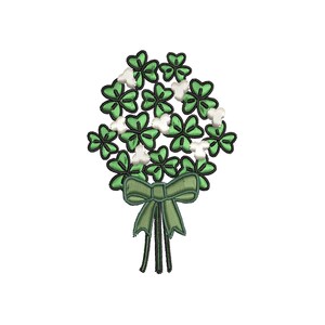 Op de afbeelding: Een geborduurd boeket van klavers, met groene en witte klaverbladeren met zwarte omtreklijnen. Het boeket is gebonden met een groene strik en stelen, alles tegen een witte achtergrond. Ideaal voor St. Patrick's Day.