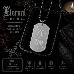 Peut inclure: Un pendentif en forme de plaque d'identité en métal argenté sur une chaîne à billes, gravé du texte ZE ZIM avec des étoiles. La plaque mesure 3,18 cm sur 5,08 cm. Le design présente une finition mate et est présenté dans un boîtier noir.