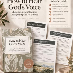 Può includere: Una guida di 31 pagine intitolata How to Hear God's Voice: A Simple Biblical Guide to Recognizing God's Guidance. La copertina presenta una stampa botanica verde salvia. Sono incluse diverse pagine stampate che descrivono fondamenti biblici e riflessioni.