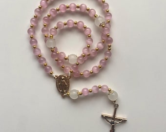 Rosario de cuentas de ojo de gato rosa hecho a mano, cuentas de oración católicas, regalo de primera comunión