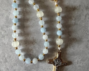 Rosario de cuentas con medalla milagrosa de piedras preciosas azules y doradas