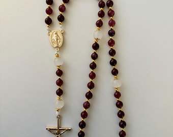 Rosario de piedras preciosas en rojo oscuro, burdeos y dorado - Cuentas de oración católicas, regalo católico