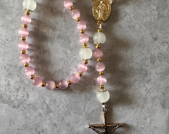 Rosario de cuentas con la Medalla Milagrosa en color rosa y dorado