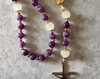 Rosario de cuentas con medalla milagrosa de piedras preciosas moradas y doradas