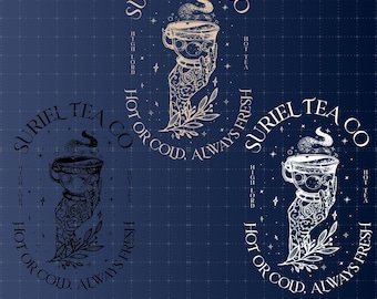 Puede incluir: Un diseño gráfico digital que presenta tres variaciones de un logotipo para Suriel Tea Co. Cada diseño muestra una mano sosteniendo una taza de té con vapor, rodeada por el texto Suriel Tea Co, High Lord, Hot Tea y Hot Or Cold, Always Fresh.