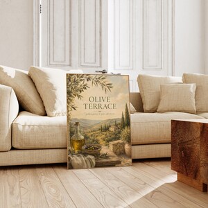 Può includere: Una stampa artistica da parete rettangolare con un dipinto paesaggistico di un uliveto con una bottiglia di vetro di olio d'oliva e una ciotola di olive in primo piano. Il testo recita OLIVE TERRACE e golden groves & quiet afternoons.