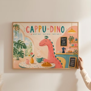 Könnte beinhalten: Ein rechteckiger Wandkunstdruck mit dem Titel CAPPU-DINO, der einen rosa Dinosaurier zeigt, der an einem Tisch mit einer Kaffeetasse und einem Croissant sitzt. Die Szene umfasst ein Fenster mit einer Pflanze, eine Theke mit Kaffeemaschine und Schilder mit der Aufschrift BRIGHT DAYS GOOD BREWS HAPPY VIBES und COFFEE & GOOD TIMES.