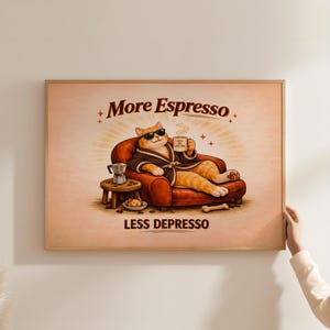 Könnte beinhalten: Gerahmter Druck mit einer Cartoon-Katze mit Sonnenbrille und Bademantel, die sich auf einem roten Sessel entspannt und eine Kaffeetasse hält. Der Text "More Espresso, Less Depresso" ist oberhalb und unterhalb der Katze zu sehen.