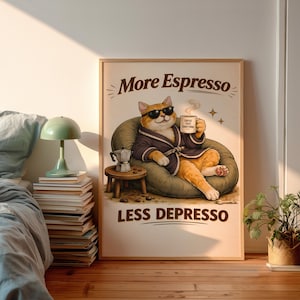 Könnte beinhalten: Gerahmtes Poster mit einer Cartoon-Katze mit Sonnenbrille und Bademantel, die eine Kaffeetasse hält. Auf dem Poster steht "More Espresso, Less Depresso" in einer Schriftart im Vintage-Stil. Ein kleiner Holztisch mit einer Kaffeemaschine befindet sich neben der Katze.