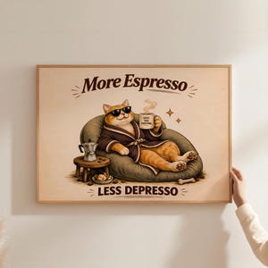 Könnte beinhalten: Ein gerahmter Druck mit einer Cartoon-Katze mit Sonnenbrille und Bademantel, die auf einem Sitzsack liegt. Der Druck trägt die Aufschrift "More Espresso, Less Depresso" und zeigt eine Kaffeetasse mit dem Text "Coffee Fixes Everything".