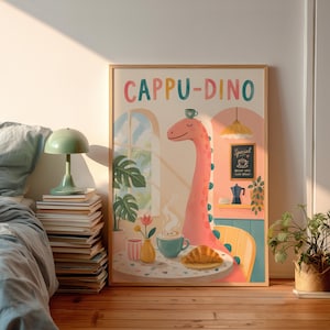 Könnte beinhalten: Ein gerahmter Wandkunstdruck mit dem Titel CAPPU-DINO, der einen rosa Dinosaurier zeigt, der an einem Tisch mit einem Croissant, einer Tasse Kaffee und einer kleinen Blumenvase sitzt. Das Bild enthält ein Fenster, eine Lampe und eine Tafel.