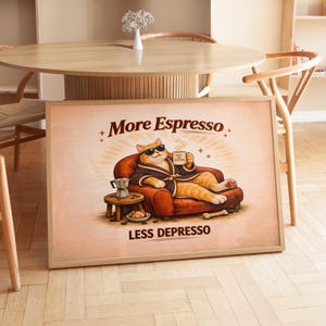 Könnte beinhalten: Ein gerahmter horizontaler Wandkunstdruck mit einer orangefarbenen getigerten Katze, die eine Sonnenbrille und einen Bademantel trägt und auf einem roten Sofa mit einer Kaffeetasse entspannt. Der Text lautet More Espresso und LESS DEPRESSO.