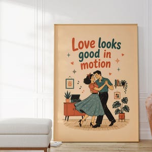 Könnte beinhalten: Ein rechteckiger Wandkunstdruck auf hellbeigem Hintergrund mit dem Text Love looks good in motion in Rot und Dunkelgrün. Die Illustration zeigt ein tanzendes Paar in einem Raum mit einem Plattenspieler, einem Schrank und Topfpflanzen.