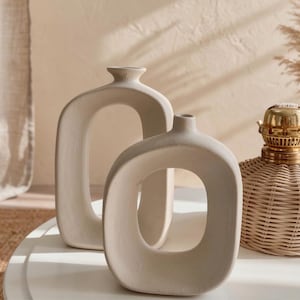 ミニマリストの家にピッタリな、サンドベージュの陶器製ドーナツ型花瓶セット