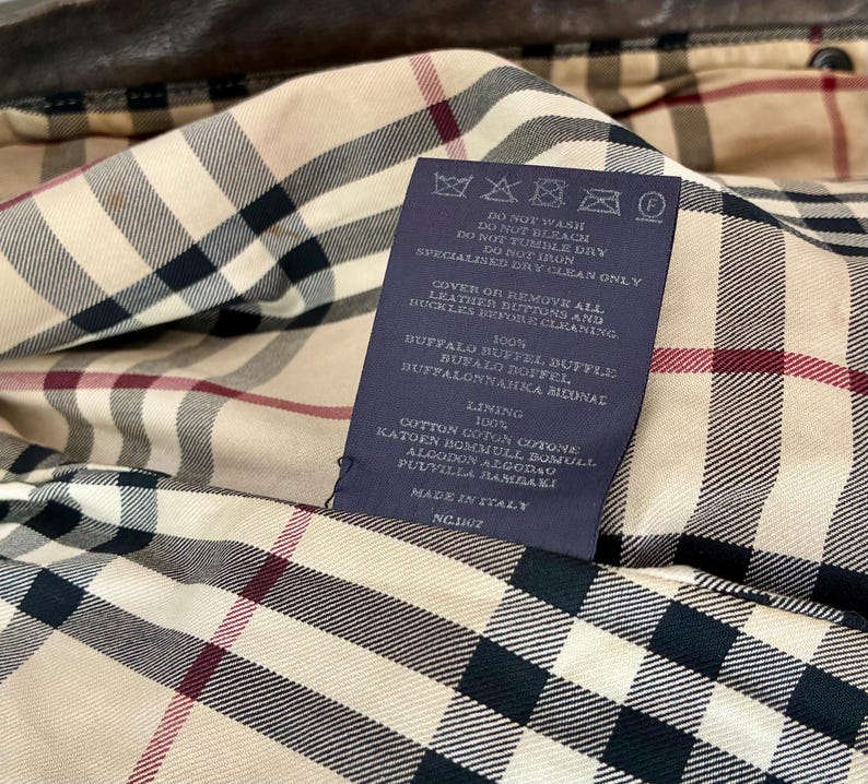 Etichetta con composizione e istruzioni di lavaggio. Fodera interna con motivo scozzese Burberry.