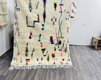 Alfombra Azilal vibrante: Alfombra bereber marroquí de lana colorida