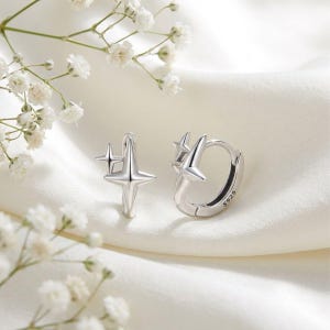 Pendientes de aro con doble estrella, pendientes de aro Starlight en plata de ley 925, pequeños pendientes de regalo de cumpleaños, delicados pendientes de aro de estilo minimalista.
