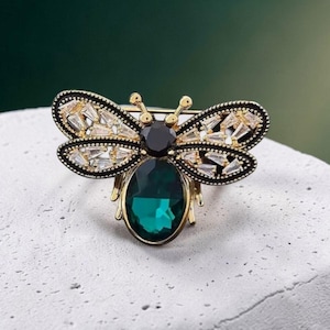Broche de abeja de cristal verde / Broche de abeja de esmalte dorado / Broche de insecto vintage / Broche elegante y llamativo para mujer / Regalo de joyería de moda para ella