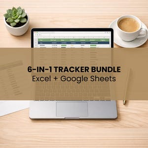 Puede incluir: Un portátil que muestra una hoja de cálculo está sobre un escritorio de madera, junto a una taza de café y una planta suculenta. El texto "6-IN-1 TRACKER BUNDLE Excel + Google Sheets" está superpuesto. También hay un bolígrafo.