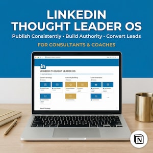Könnte beinhalten: Ein Laptop zeigt die Benutzeroberfläche "LinkedIn Thought Leader OS" mit Abschnitten für Content-Strategie, Autoritätsaufbau und Lead-Generierung. Der Bildschirm zeigt eine blau-weiße Oberfläche. Eine goldene Tasse, ein Stift und ein Notizblock sind ebenfalls zu sehen.