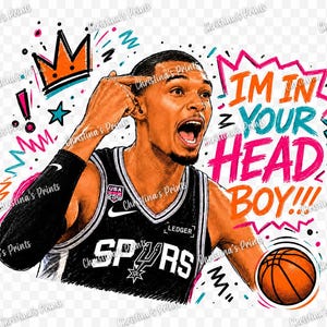 Könnte beinhalten: Eine grafische Illustration eines Basketballspielers im schwarzen Spurs-Trikot mit schwarzem Armschutz, der auf seinen Kopf zeigt. Der Text lautet IM IN YOUR HEAD BOY!!! in Orange, Türkis und Pink, ergänzt durch einen Basketball und eine Krone.