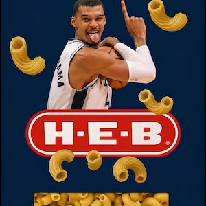 Puede incluir: Caja azul oscuro de pasta H-E-B Elbows, con un jugador de baloncesto. La caja tiene el texto "ELBOWS" en blanco y el logotipo de H-E-B. La caja de pasta está etiquetada como "16oz" (aproximadamente 454g).
