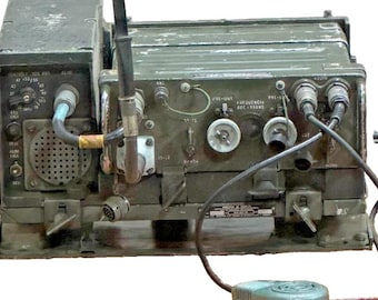Militärfordonsradio PRC77 / RC201 (FUNKTIONERAD) komplett set med monteringsfäste MT-1029 - Vietnam ERA