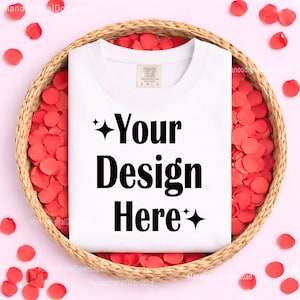 Mockup de camiseta branca Comfort Colors 1717 em vista plana, mockup de camiseta branca com pétalas de flores dobradas em cesta de vime, camiseta branca unissex de manga curta.