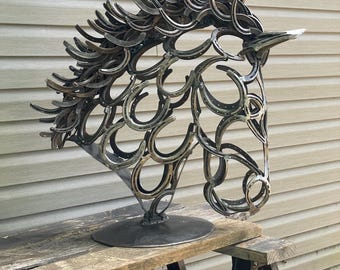 Escultura de cabeza de caballo con herradura